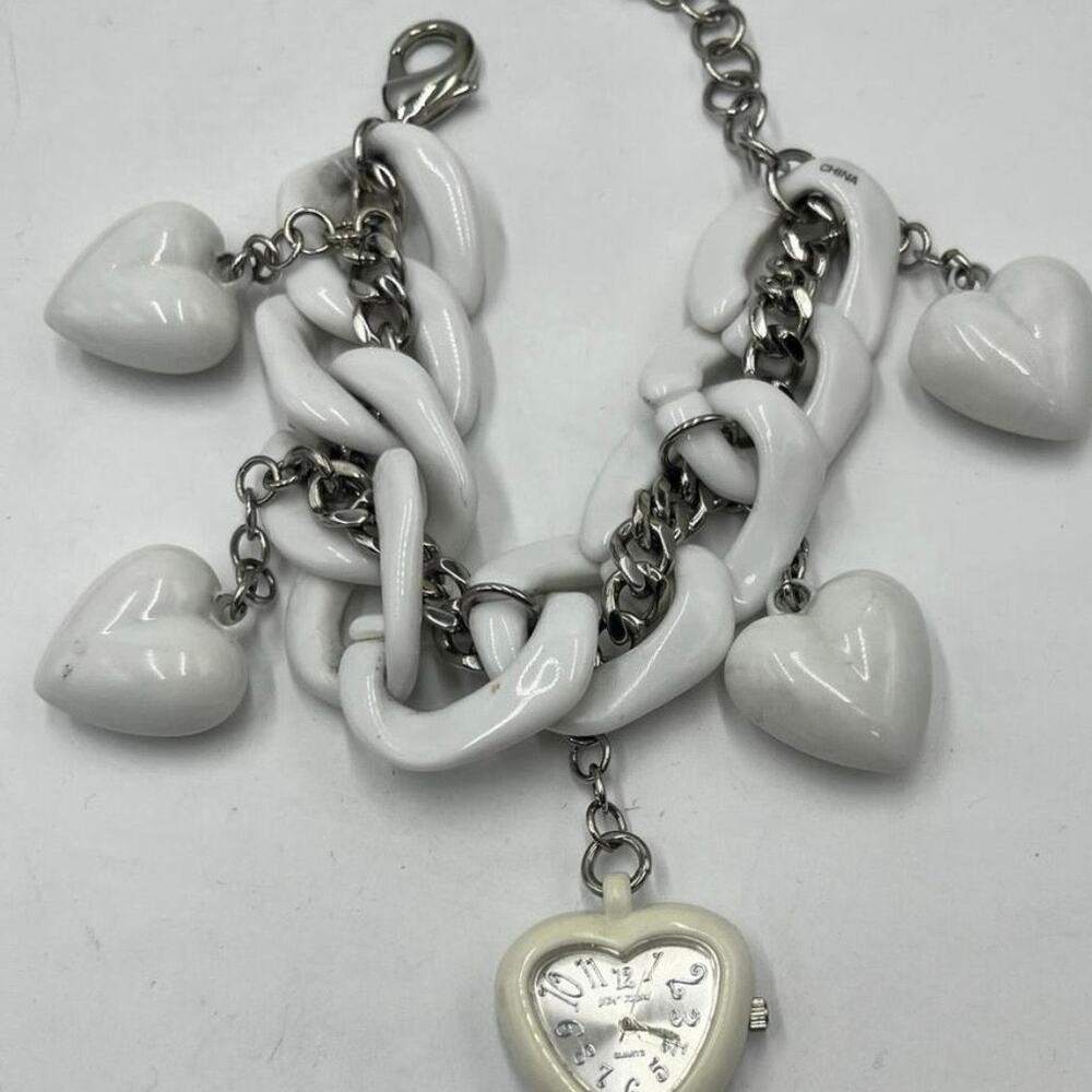 Betsey Johnson Vintage‎ Puffy 3D
White Acrylic Heart Chain
Bracelet Watch BJ7016